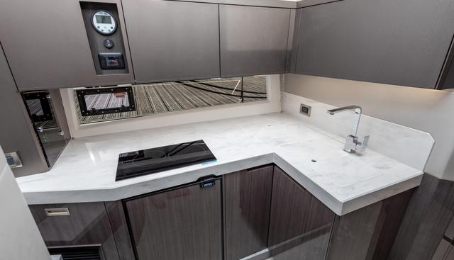425HTS-074 yacht for sale 87