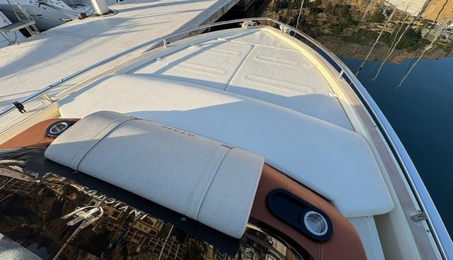 320GT yacht for sale 18