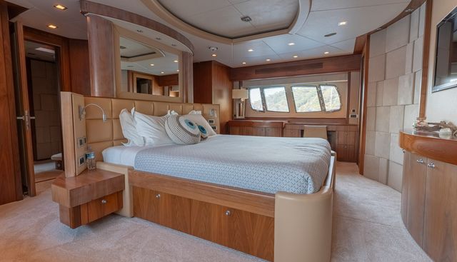 ROUND MIDNIGHT yacht for sale 52