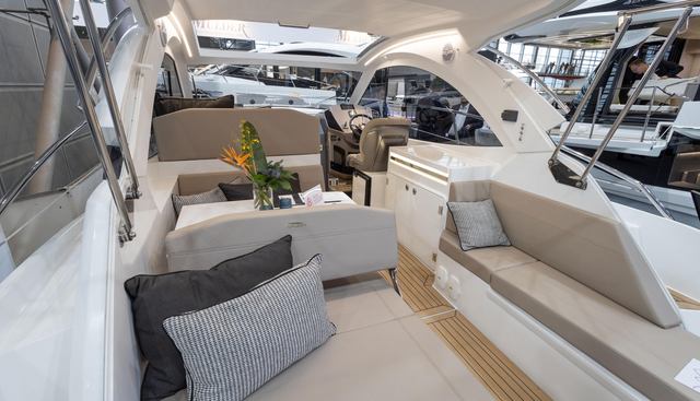 335HTS-044 yacht for sale 12