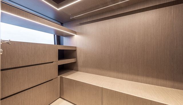 FERRETTI INFYNITO 90 yacht for sale 34