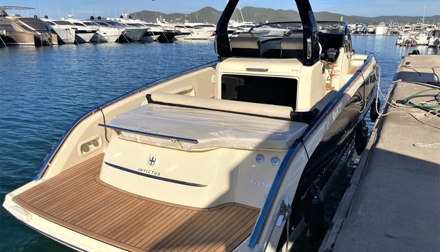 INVICTUS 320 GT yacht for sale 4