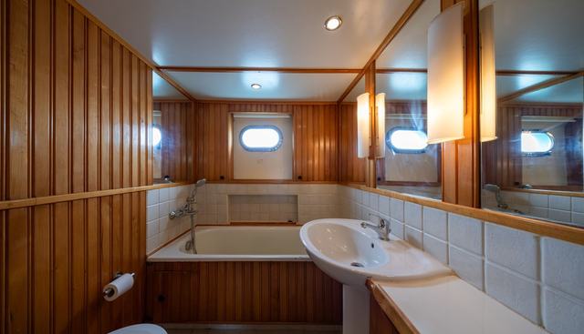 Kalani yacht for sale 20