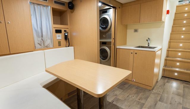 QUEEN J III yacht for sale 59