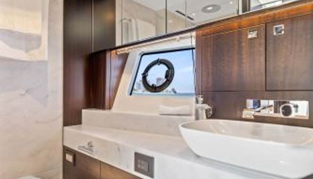 MANHATTAN 68 yacht for sale 30