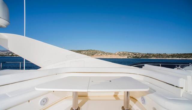 FERRETTI 881 yacht for sale 34
