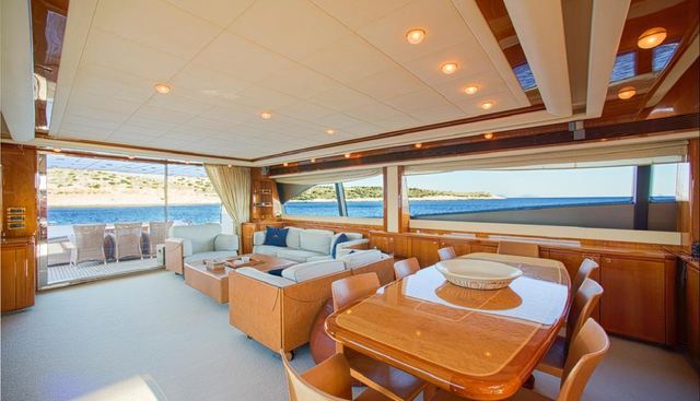 FERRETTI 881 yacht for sale 8