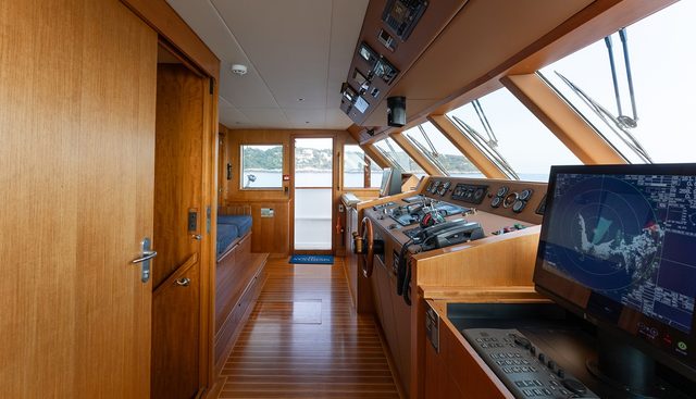 SYNTHESIS 66 yacht for sale 32