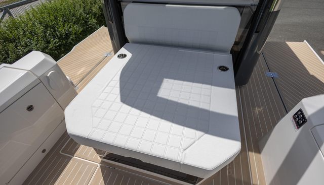 340GTWA-180 yacht for sale 15