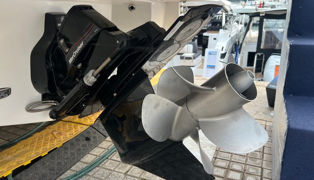 LS6 yacht for sale 33