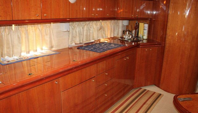 STINGRAY yacht for sale 8