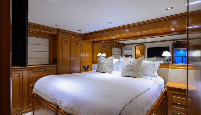 SOLACE yacht for sale 20