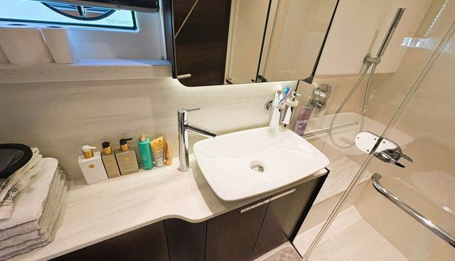 P55 yacht for sale 23