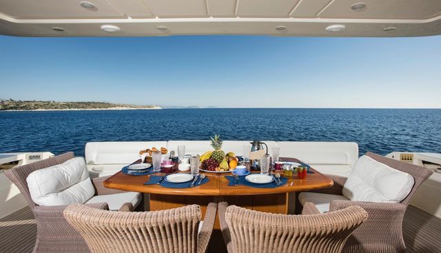 FERRETTI 881 yacht for sale 4