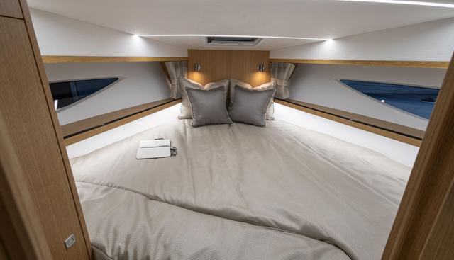 335HTS-044 yacht for sale 22