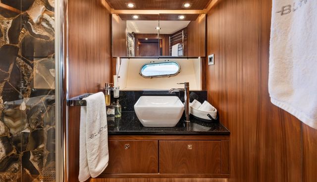 Blade 6 yacht for sale 23