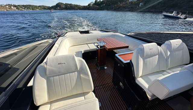 RIVAMARE 38 yacht for sale 4