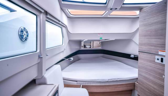 320GTO-798 yacht for sale 13