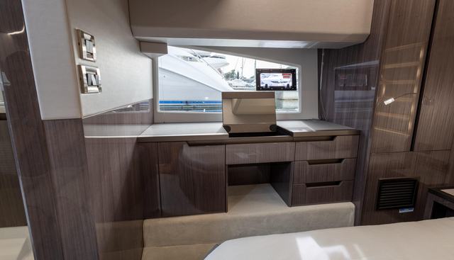 425HTS-074 yacht for sale 93