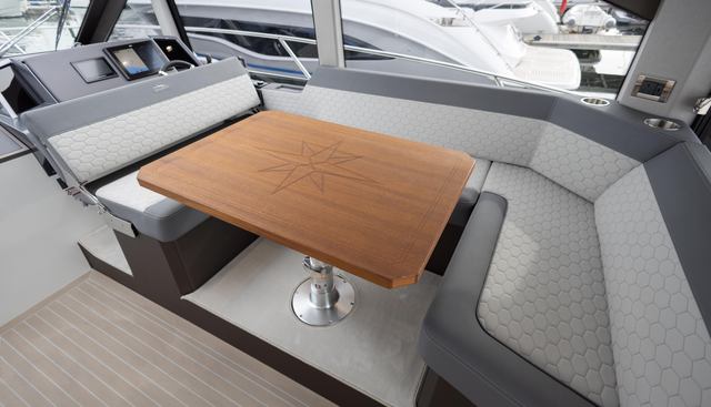 425HTS-074 yacht for sale 9