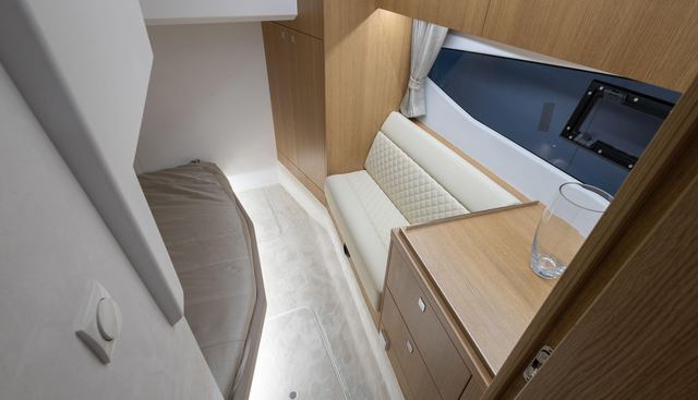 335HTS-044 yacht for sale 24