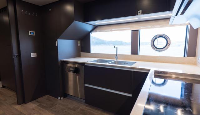 QUEEN J III yacht for sale 57