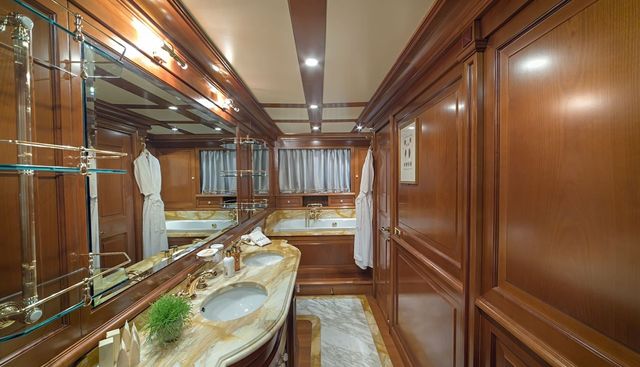 AQUILA yacht for sale 14