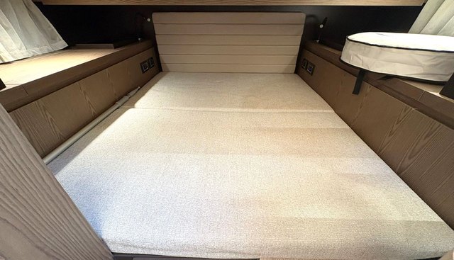 320GT yacht for sale 24