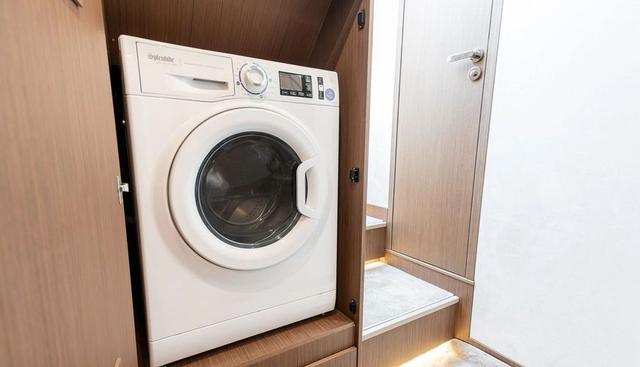 F4.9 yacht for sale 49