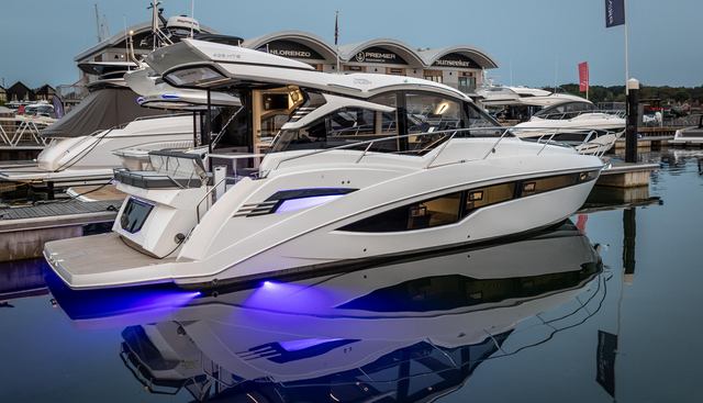 425HTS-074 yacht for sale 3