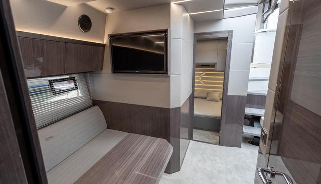 425HTS-074 yacht for sale 84