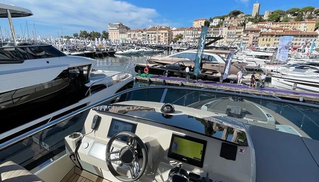 ABSOLUTE 62 FLY yacht for sale 8