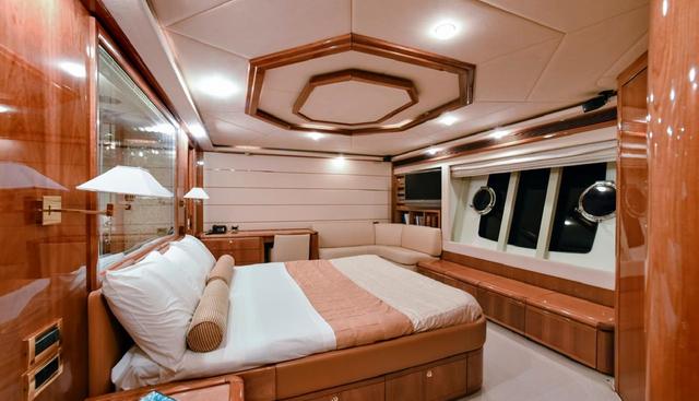 FERRETTI 881 yacht for sale 23