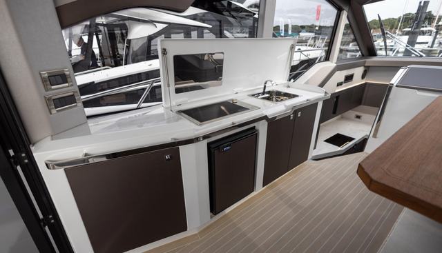 425HTS-074 yacht for sale 59