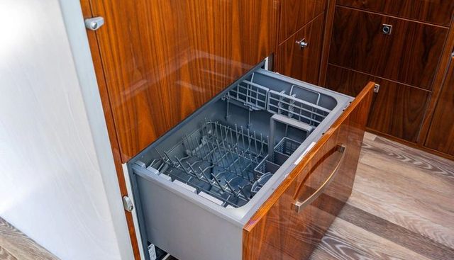 EL MAR V yacht for sale 25