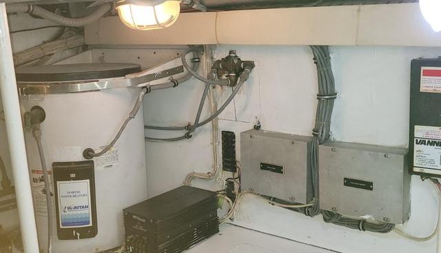 El Caiman yacht for sale 32