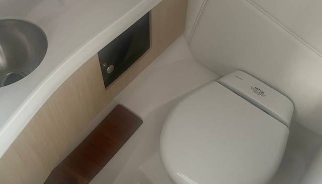 Regal LS9 yacht for sale 10