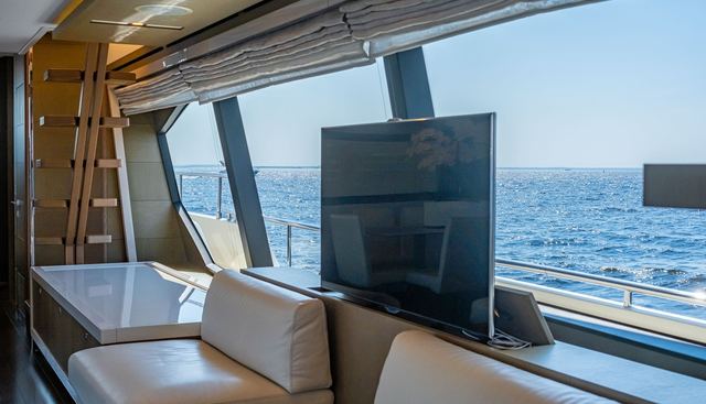 FERRETTI 870 yacht for sale 8