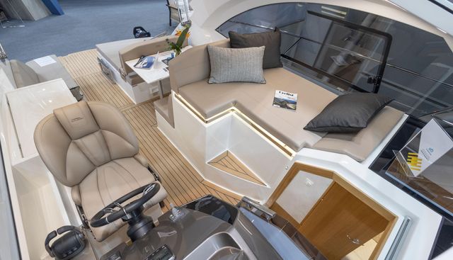 335HTS-044 yacht for sale 12