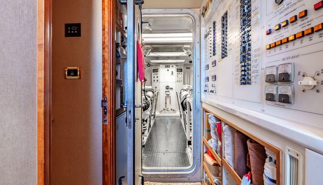 Snowbored yacht for sale 32