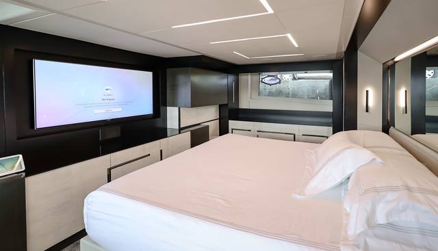QUEEN B SPORT yacht for sale 13