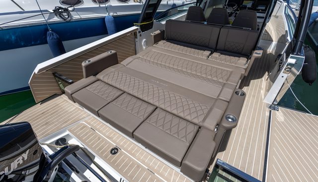 320GTO-783 yacht for sale 3