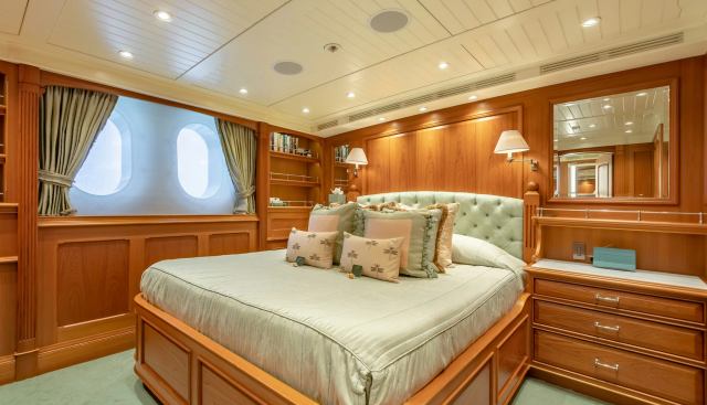 Shadowl yacht for sale 40