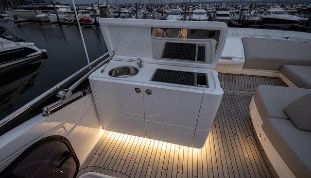 Tricky III yacht for sale 95