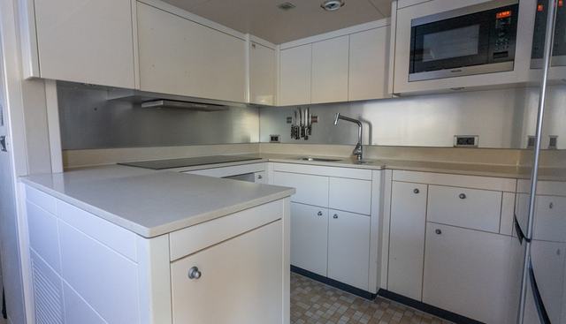 ROUND MIDNIGHT yacht for sale 32