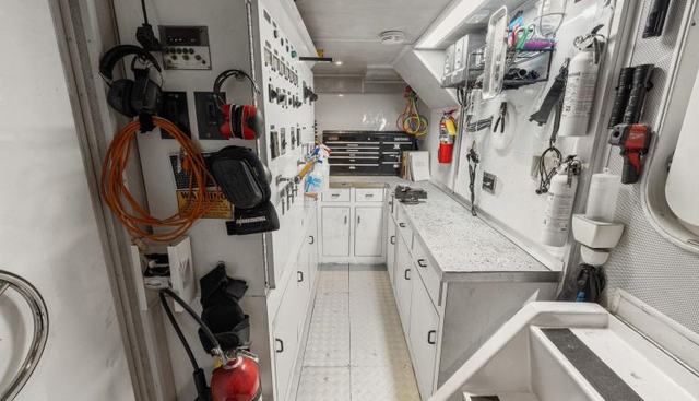 DIRT POOR yacht for sale 89