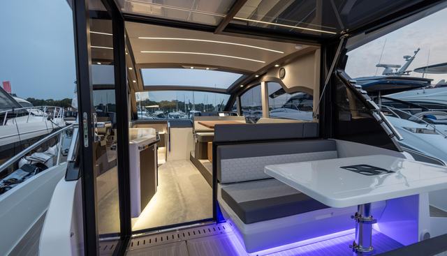 425HTS-074 yacht for sale 32