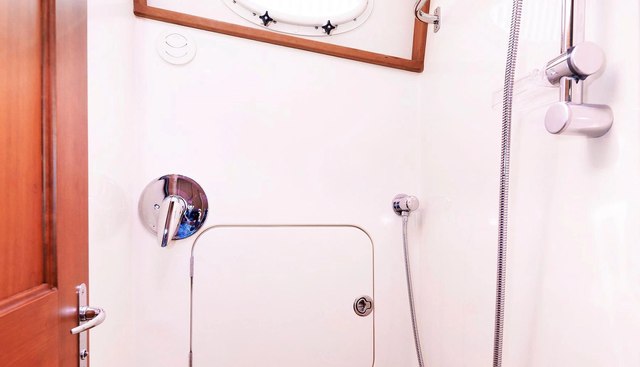 Ruckus yacht for sale 33