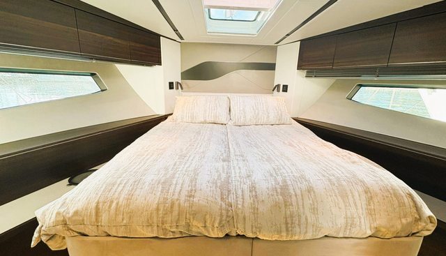 P55 yacht for sale 24