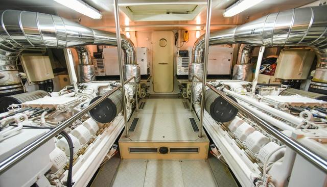 FERRETTI 881 yacht for sale 29